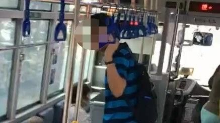 噁男爽摸男大腿　還當眾大打手槍