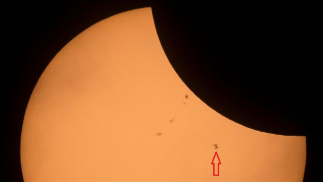 百年首次日全蝕　太空站罕見「亂入」