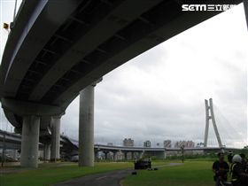 男子從20公尺高的新北大橋跳下，當場死亡。（圖／翻攝畫面）