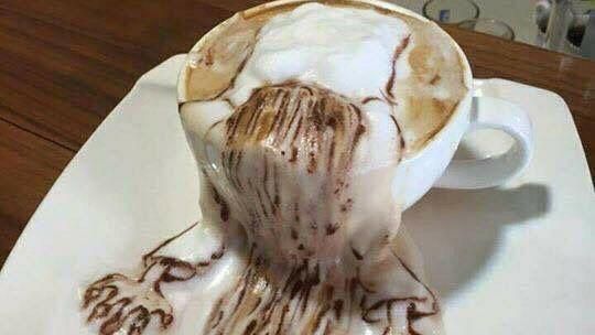 驚嚇鬼月！　喝咖啡驚見貞子爬出杯外