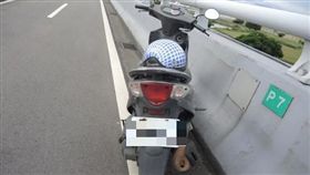 吳男獨自騎乘機車到成蘆橋後，從橋上一躍而下當場死亡。（圖／翻攝畫面）