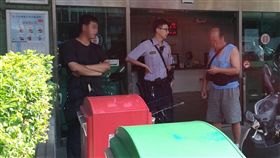 員警勸阻江男匯款，嘗試拖延時間並連絡二兒子。（圖／翻攝畫面）