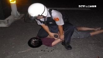 酒駕車衝田間　駕駛互卸責還惱羞襲警