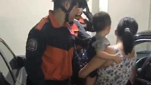 迷糊媽將兒反鎖車內　請警消破窗救子