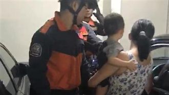 迷糊媽將兒反鎖車內　請警消破窗救子