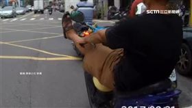 「怪咖」騎士！半路突伸出左腳　蛇行占快車道