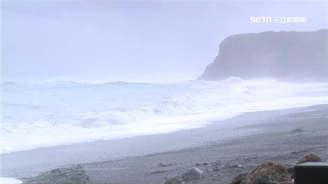 蘭嶼大浪一樓高　七星潭民眾冒險觀浪