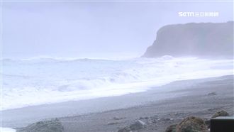 蘭嶼大浪一樓高　七星潭民眾冒險觀浪