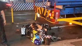 曹婦載1對兒女三貼上路，卻撞上停等紅燈的油罐車，導致3歲女兒顱骨破裂及胸腔出血，一度失去生命跡象，經急救後才恢復呼吸心跳（翻攝自《爆料公社》）