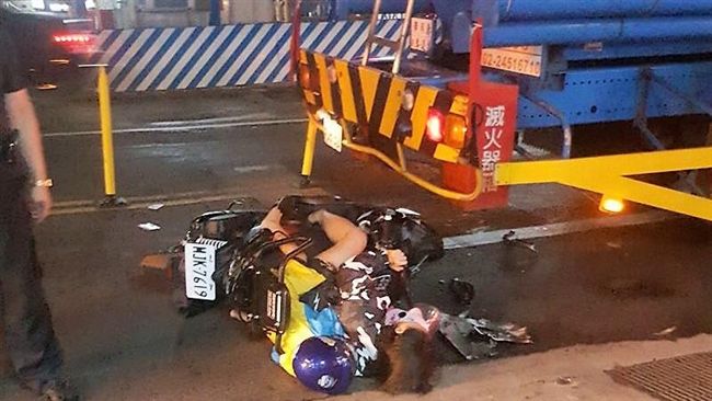 母騎車載兒女撞油罐車　女童重傷昏迷