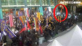 反年改團體在世大運開幕式丟擲煙霧罐（翻攝畫面）