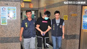 黃嫌先將毒品放進密碼行李箱內，再藏在轎車後車廂裡，然後開車穿梭在各大酒店兜售，警方循線前往黃嫌住家逮人，並從行李箱內搜出大量毒品（翻攝畫面）