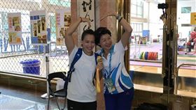 郭婞淳與世大運志工逗趣地比出愛心合照。（圖／翻攝畫面）