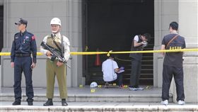 總統府憲兵遭攻擊  警方採證（1）一名總統府守衛憲兵18日上午遭持刀男子砍傷，警方在現場採集證物。中央社記者張皓安攝  106年8月18日