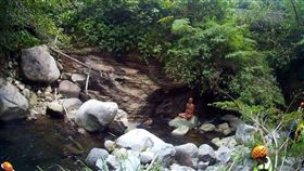 網友行經新北市萬里的瑞泉古道，卻看到一名男子全裸坐在大石頭上，網友拍下照片傳到爆料公社，開玩笑說有仙人修行。
