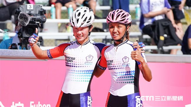 世大運滑輪溜冰楊合貞、李孟竹金包銀。（圖／記者林敬旻攝）