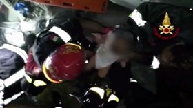 16:9
影／振奮人心！義大利小島遇地震　瓦礫堆中成功救出小嬰兒
圖／翻攝自Vigili del Fuoco Twitter
https://twitter.com/emergenzavvf