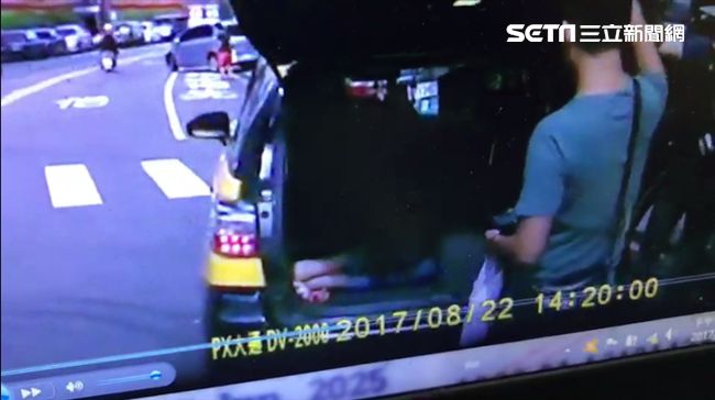 小黃後座躺了一個人　乘客誤會急報警