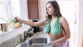 哺乳,媽媽,穿脫,胸罩,Erin Robertson,Ta-Ta Towel,毛巾胸罩,流汗,吸汗,胸部　圖／翻攝自Ta-Ta Towel臉書 https://goo.gl/z1sxBC