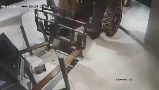 超狂竊賊！開起重機直接把錢「鏟」走