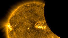１６：９
原來長這樣！從太空看日全蝕　NASA公布奇幻照美呆
https://www.nasa.gov/eclipsephotos