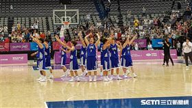 中華女籃賽後向球迷致意（圖／記者劉家維攝）