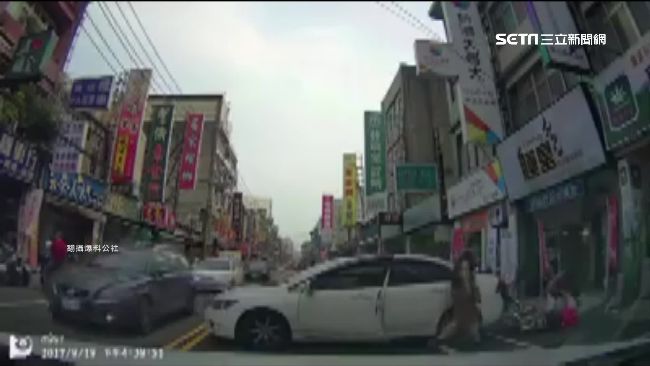 違規跨雙黃線迴轉　三寶誤撞單車騎士