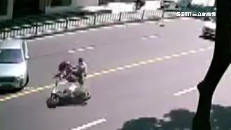 路中迴轉害3摔！三貼急煞慘前滾翻