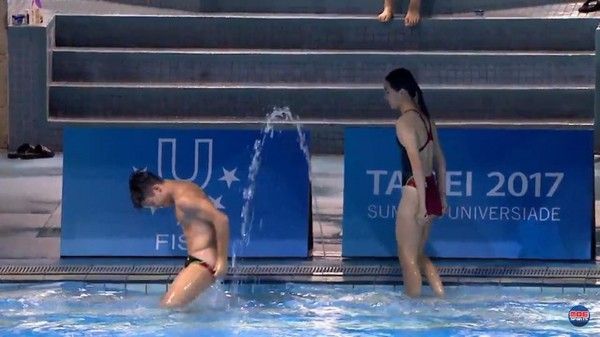 選手泳褲被沖掉　大露白皙「蜜桃」