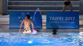 世大運跳水國手泳褲被沖掉　露「水蜜桃屁屁」一夕爆紅！ （圖／爆怨公社）