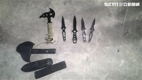 警方在朱姓男大學生的隨身包內搜出4把鏢刀以及1把斧頭。
（圖／翻攝畫面）