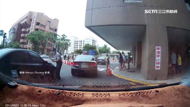 搶醫院停車場　駕駛硬要插隊撞警衛