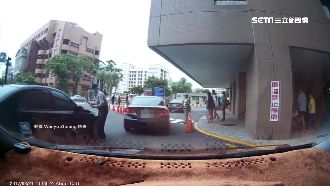 搶醫院停車場　駕駛硬要插隊撞警衛