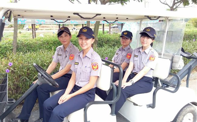 藝術節「嬌」點！遊客搶拍正妹女警