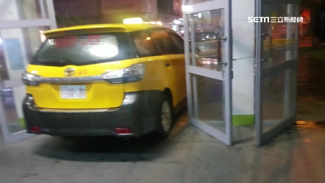 雨天攬客出花招！小黃嚕進火車站大廳