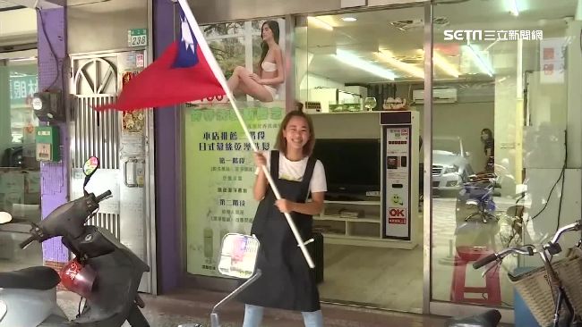 搶賺世大運財！老街商家揮國旗迎賓
