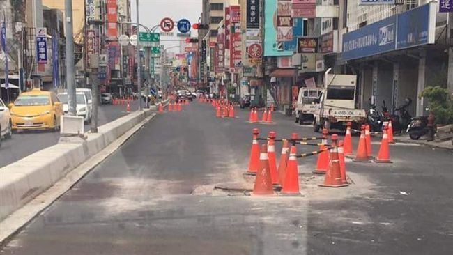 三角錐「占領」馬路　網：只能蛇行了