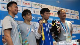 ▲李智凱（右2）獲得男子鞍馬項目金牌，教練濱田貞雄（右1）與林育信（左2）合影。（圖／記者蕭保祥攝）