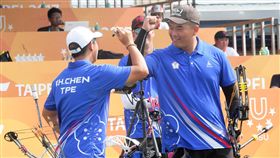 複合弓混雙選手陳怡瑄與陳享宣互相祝賀（圖／大專體總提供）