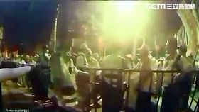 反年改團體攻進小巨蛋南大門廣場，媒體質疑萬華分局警員「放水」，實則彰化縣軍公教聯盟召集人吳萬固率眾強行搬開護欄（翻攝畫面）