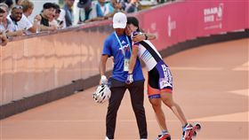 世大運滑輪溜冰楊合貞跌倒摘銅　難過落淚2017世大運滑輪溜冰女子500公尺爭先賽23日舉行決賽，中華隊楊合貞（右）因為與南韓選手相撞，中途跌倒，但再爬起來不放棄，以52秒462獲得銅牌，只是仍難掩失落淚灑現場，教練也上前攙扶離場。中央社記者吳翊寧攝　106年8月23日