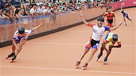 世大運滑輪溜冰　男子3000公尺接力奪金
2017世大運滑輪溜冰男子3000公尺接力賽決賽23日登場
，中華隊宋青陽、高茂傑與陳彥成合力擊敗南韓與哥倫
比亞，以4分04秒432摘金。圖為中華隊越過終點線後振
臂歡呼。
中央社記者吳翊寧攝　106年8月23日