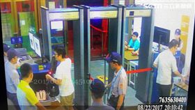 世大運排球項目在師範大學體育館舉辦比賽，李男竟欲攜帶Johnny Walker黑牌威士忌入場，遭到大安分局的安檢人員查獲（翻攝畫面）