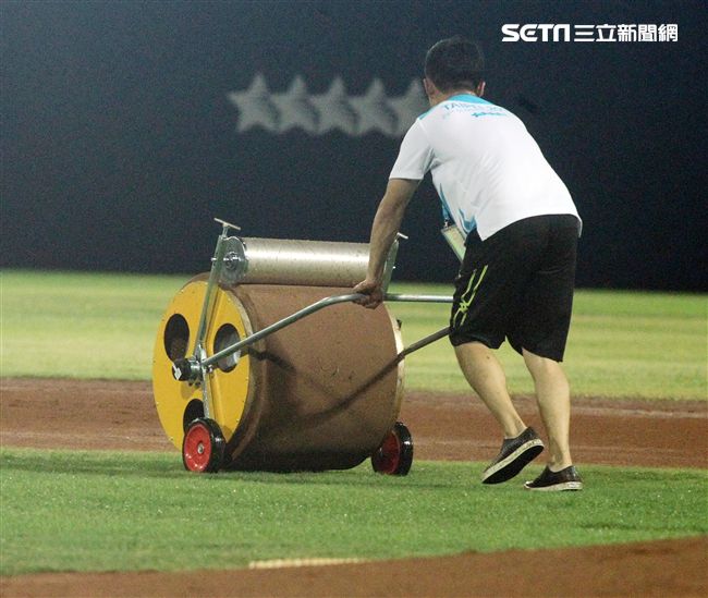 世大運 棒球 天母球場　整理場地 備戰
圖／記者邱榮吉攝