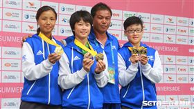 女子接力金牌李孟竹（左起）楊合貞、教練林詠祥、陳映竹。（圖／記者王怡翔攝）