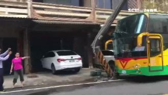 校車閃車衝撞　電線桿一秒「歪腰」