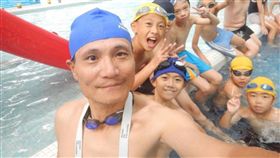 16:9
退伍軍人樂當世大運志工（2）民國100年自陸軍司令部退伍的朱金燦（前），退休後並沒有閒下來，而是發揮軍中所學的特戰技巧投入消防志工行列，熱心的他這次更擔任世大運志工幹部，要帶著不分年紀的志工「向前衝」。（朱金燦提供）中央社記者游凱翔傳真  106年8月23日