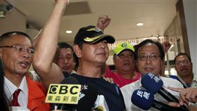 黃冬輝：盼勿繼續污名化軍公教台北地檢署偵辦819世大運開幕式陳抗案，23日以證人身分傳喚屏東反年改聯盟召集人黃冬輝（前中）等7人。黃冬輝在台北地檢署表示，希望大家不要繼續污名化軍公教。中央社記者張皓安攝　106年8月23日