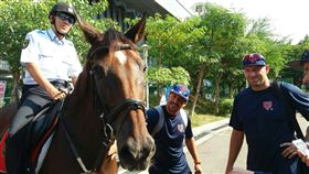 外籍選手們與帥氣的騎警隊開心合照。（圖／翻攝畫面）