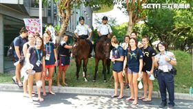 外籍選手們與帥氣的騎警隊開心合照。（圖／翻攝畫面）